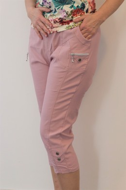 Stumpe bukser med elastik i taljen og stræk i rosa til damer. Capri bukser i model Pia med slank pasform og finde detaljer.
